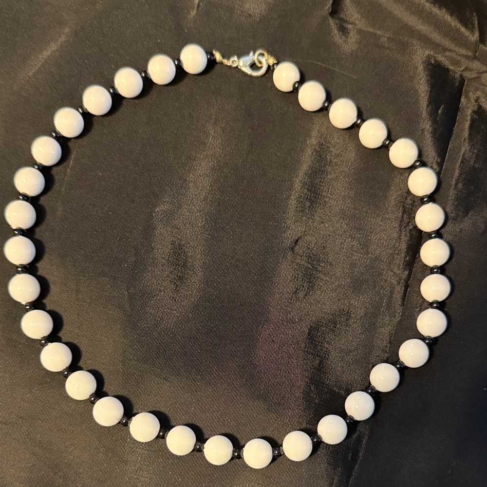White beaded necklace tiny black beads spacer beads white 3/4” beads EUC
